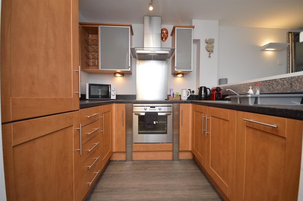 Property photo 2 of 10 Kitchen