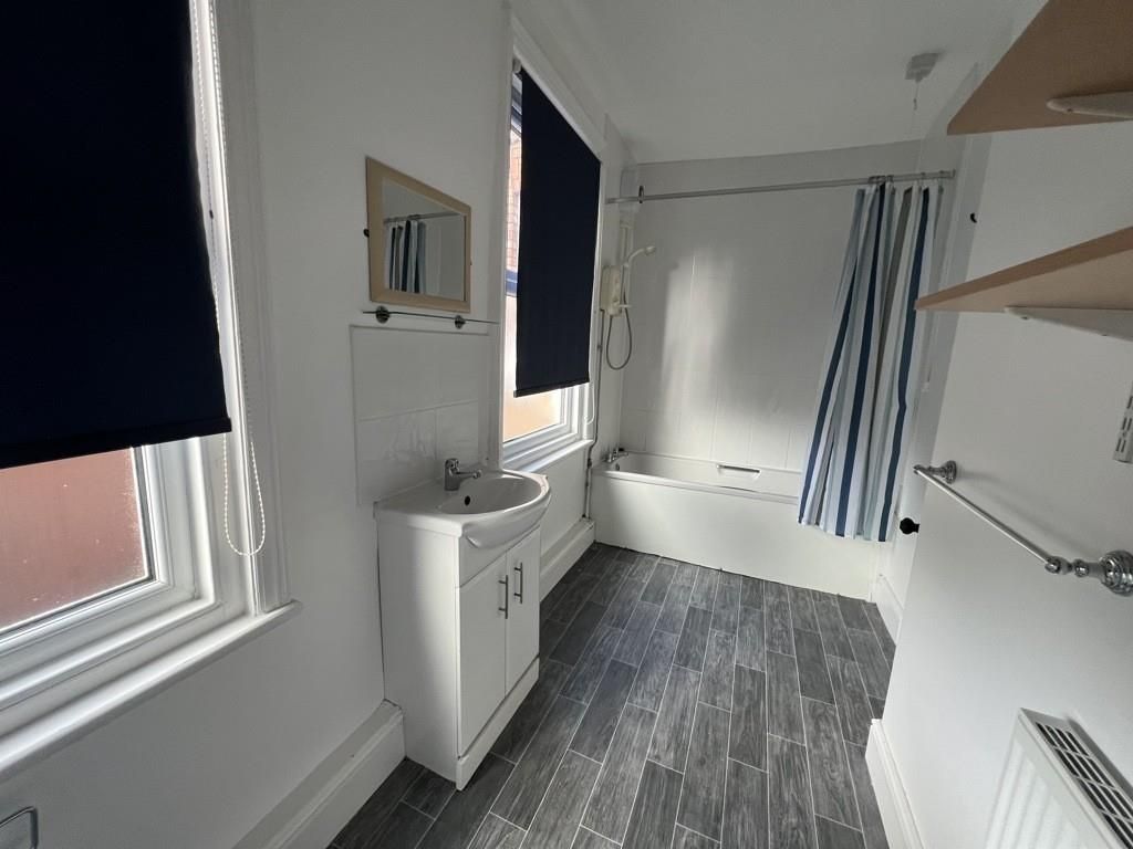 Property photo 3 of 9 271A Bathroom.Jpg