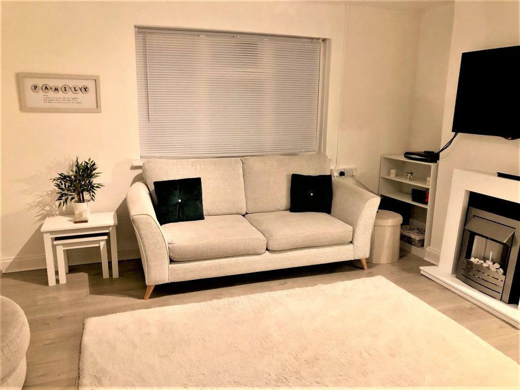 Property photo 3 of 12 Lounge