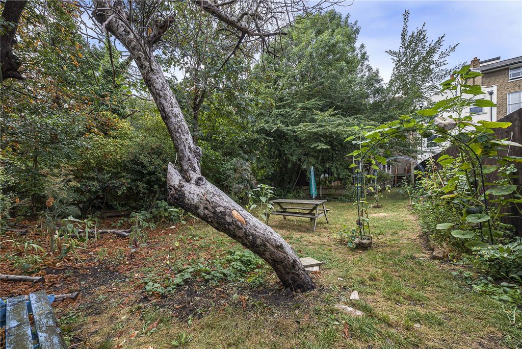 Property photo 2 of 18 Garden