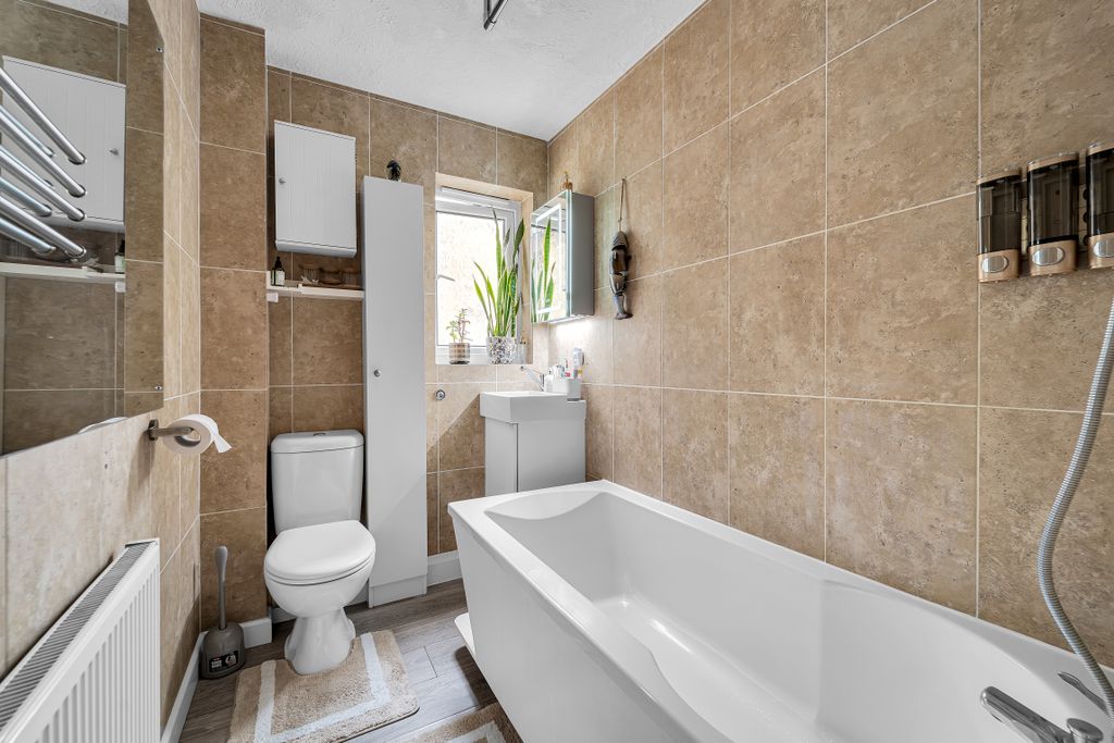 Property photo 2 of 11 365 Larkham Close Bathroom_