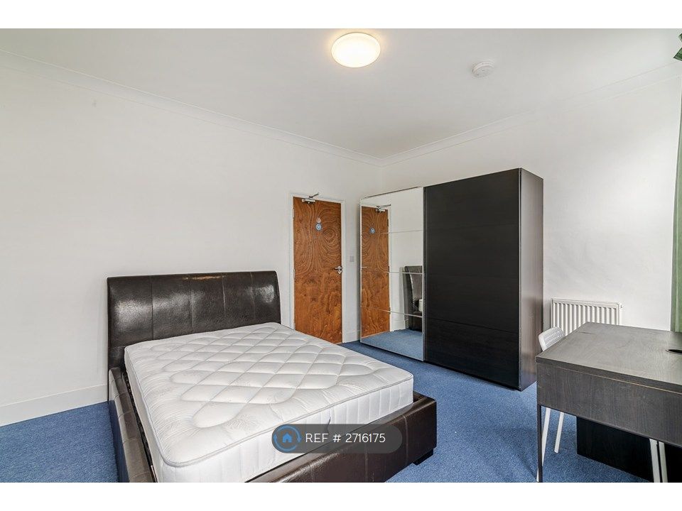 Property photo 2 of 16 Bedroom