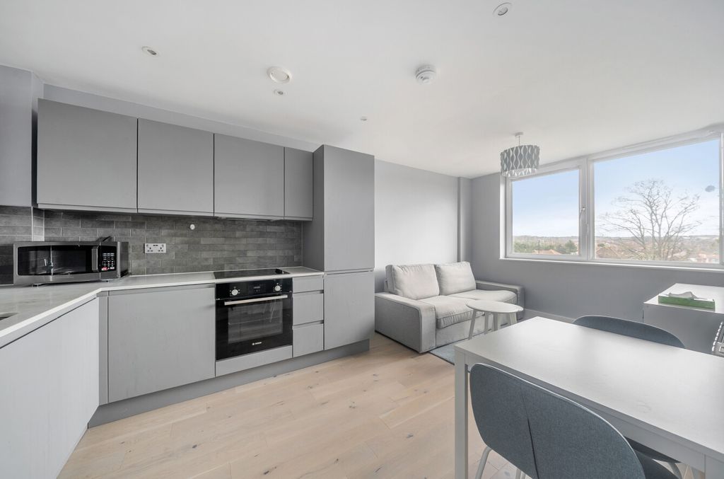 Property photo 2 of 10 1424103-12-69B80c...