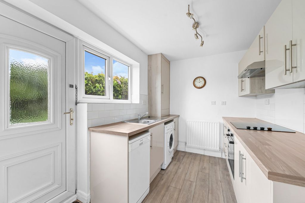 Property photo 3 of 10 Kitchen 1