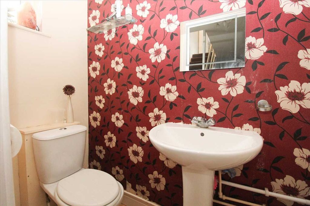 Property photo 3 of 11 Cloaksroom