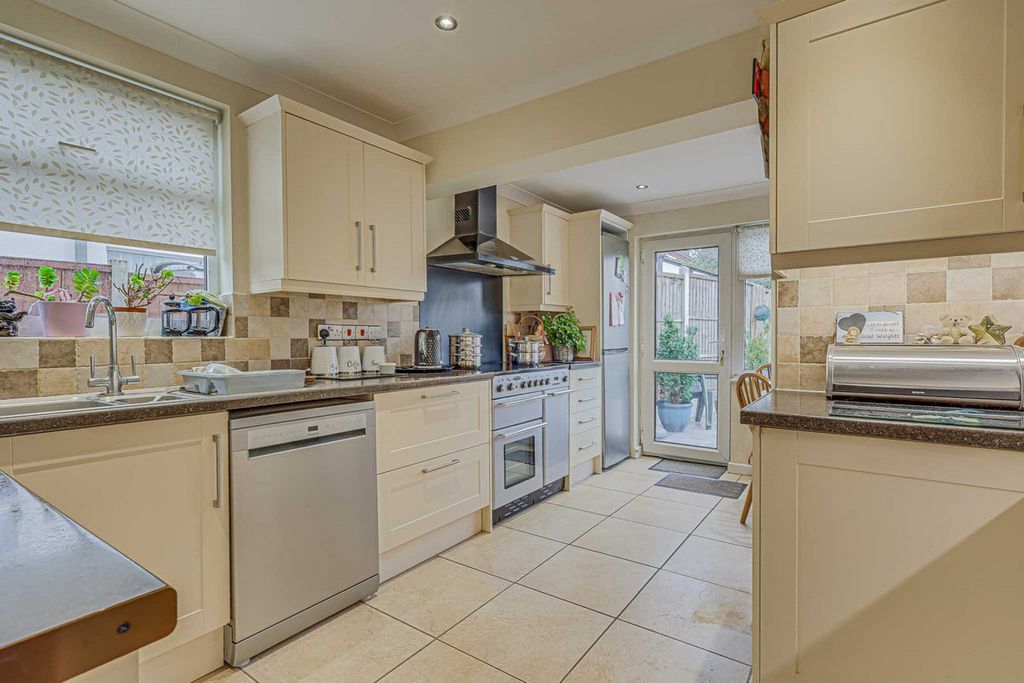 Property photo 3 of 32