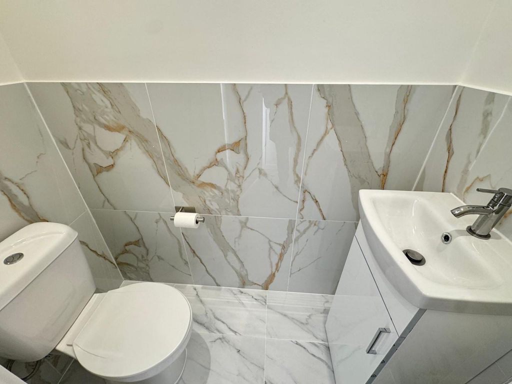 Property photo 3 of 14 WC 1.Jpeg