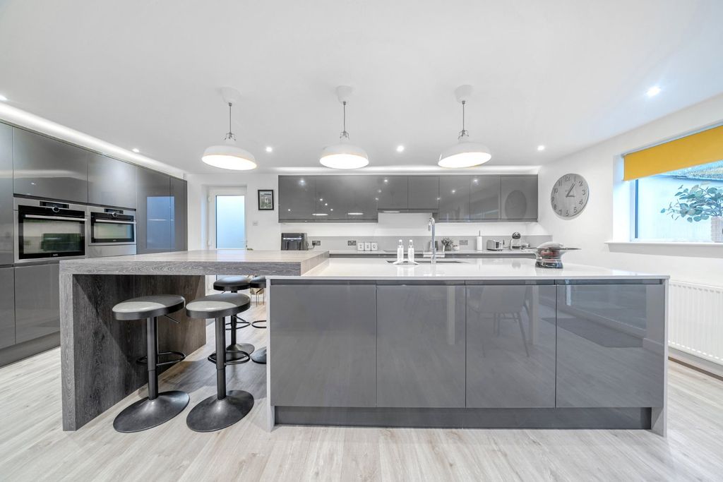 Property photo 2 of 33 Kitchen