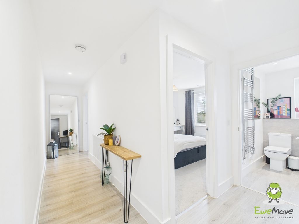 Property photo 3 of 10 Ewemove Estate Agents Basingstoke - Coliseum Court