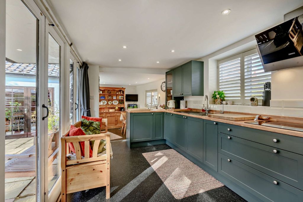 Property photo 2 of 12 Kitchen