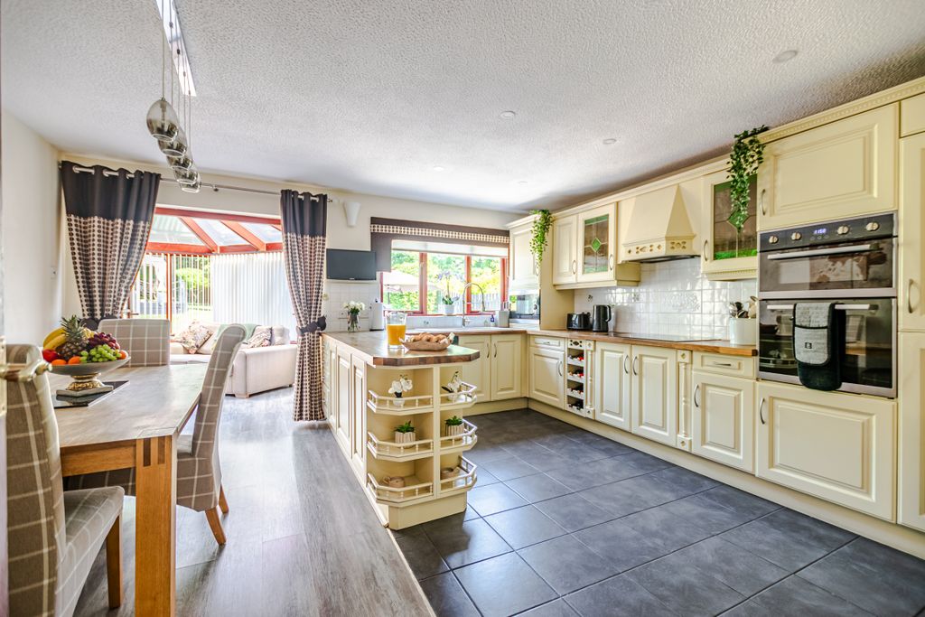 Property photo 2 of 46 Kitchen1