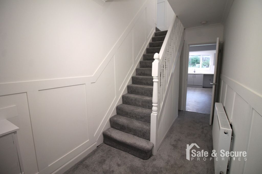 Property photo 2 of 13 Entrance Hall