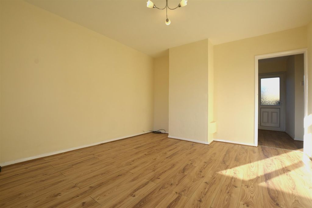 Property photo 3 of 11 Living.Jpg