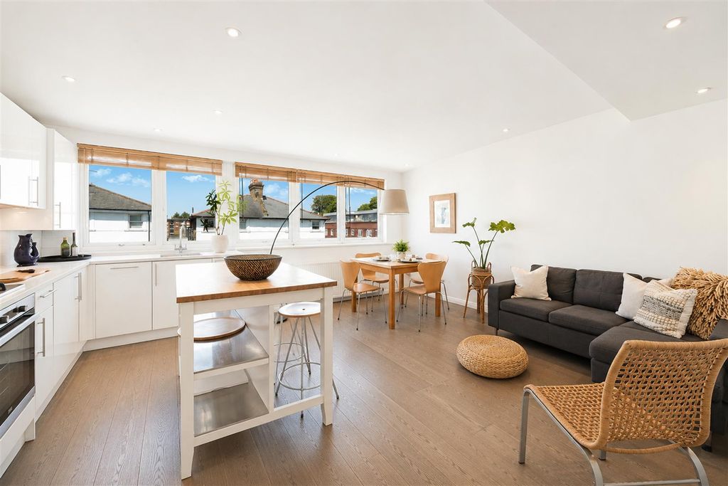Property photo 1 of 16 Lower Richmond Road