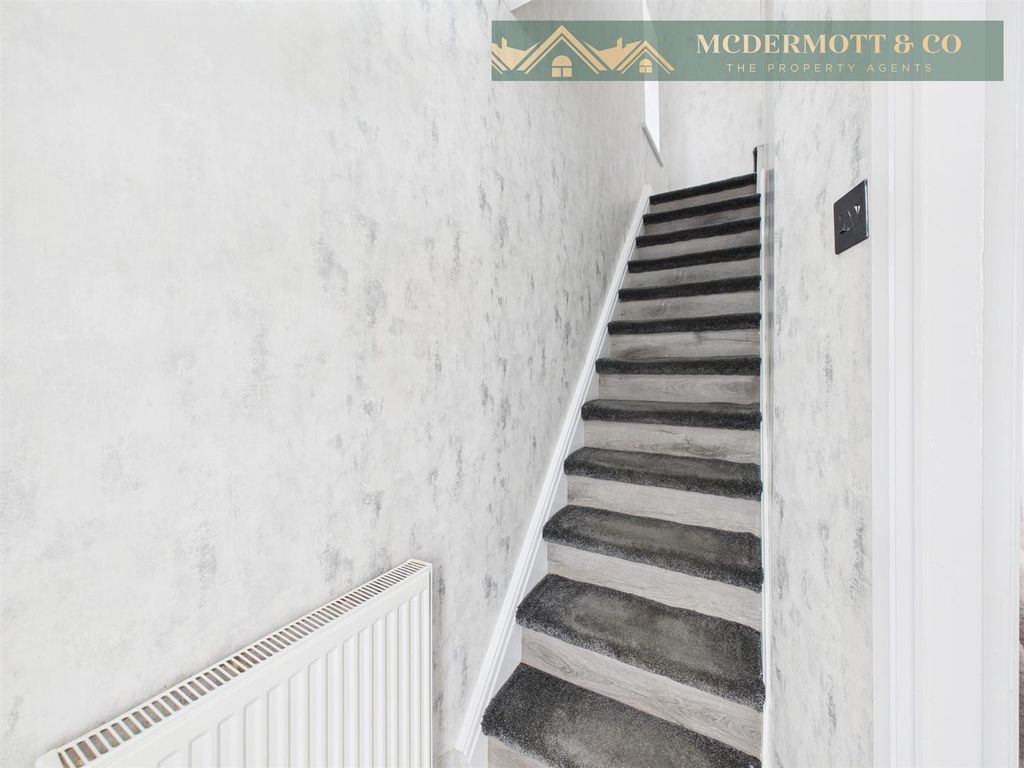 Property photo 3 of 17 Entrance Hallway