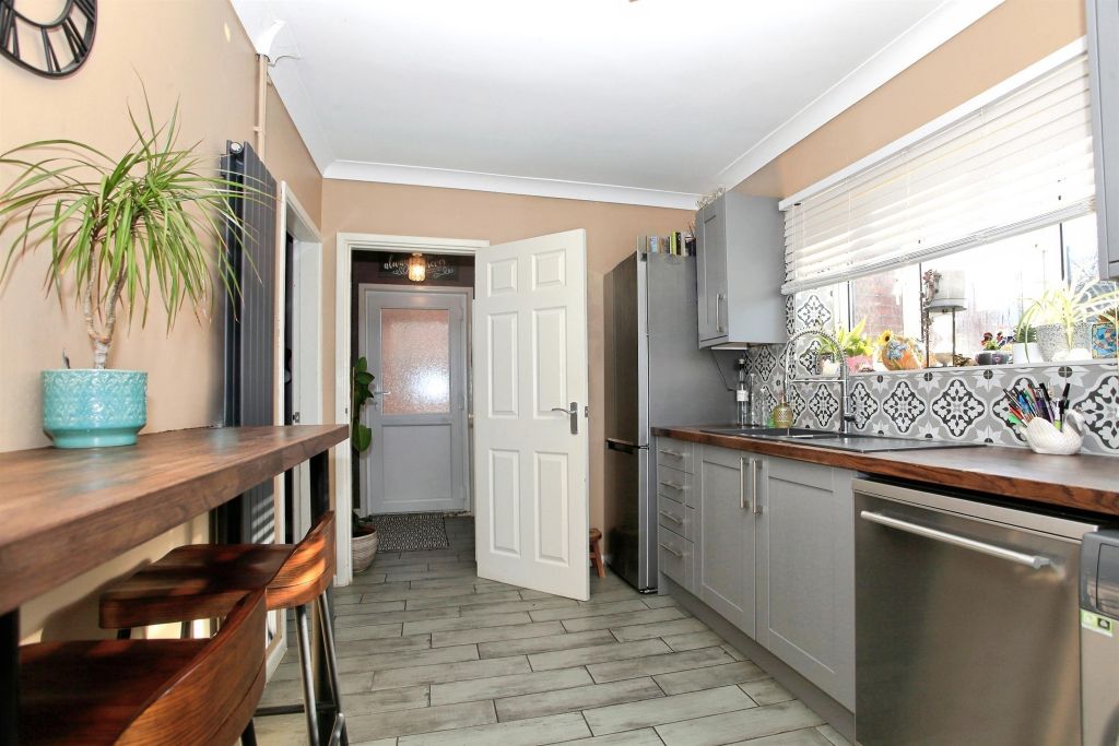 Property photo 3 of 20 Kitchen/Breakfast Room