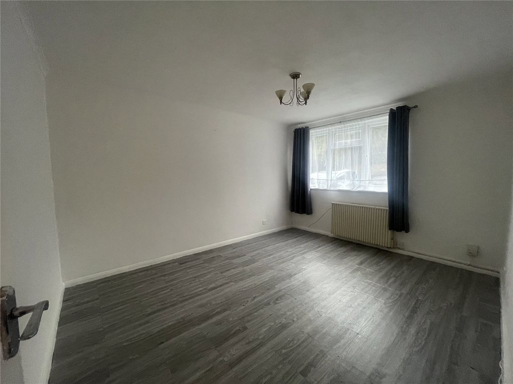 Property photo 2 of 5 Bedroom/Lounge
