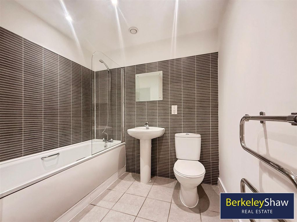 Property photo 1 of 10 Bathroom