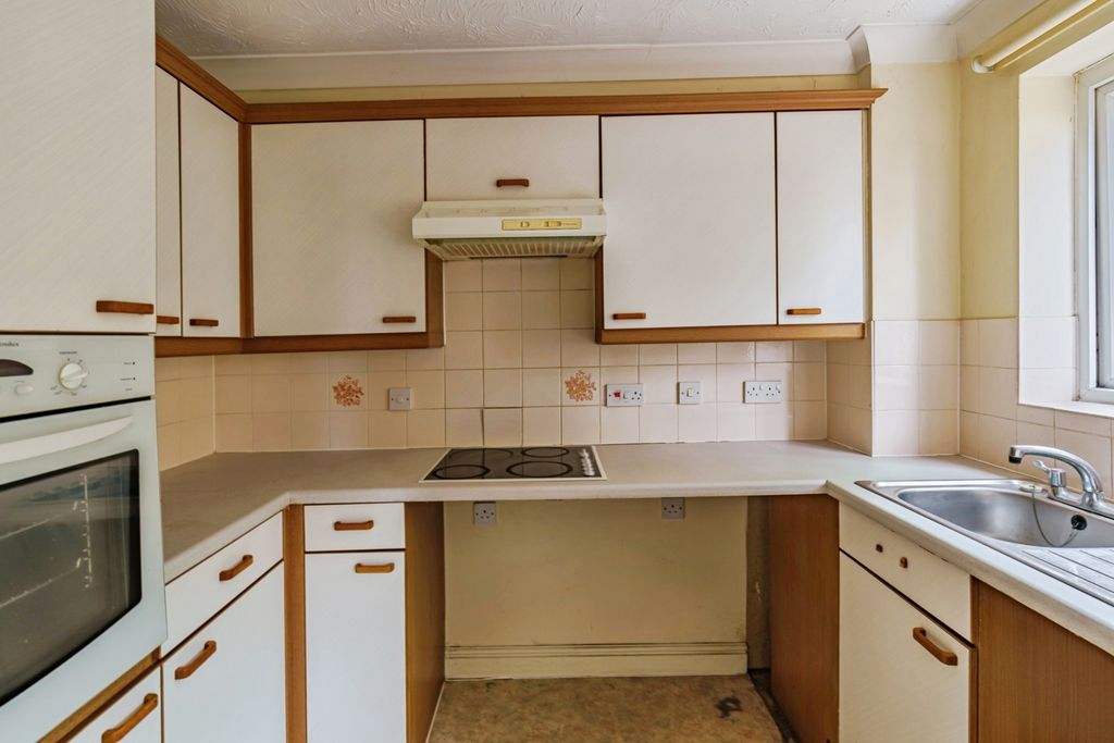Property photo 3 of 17 Kitchen