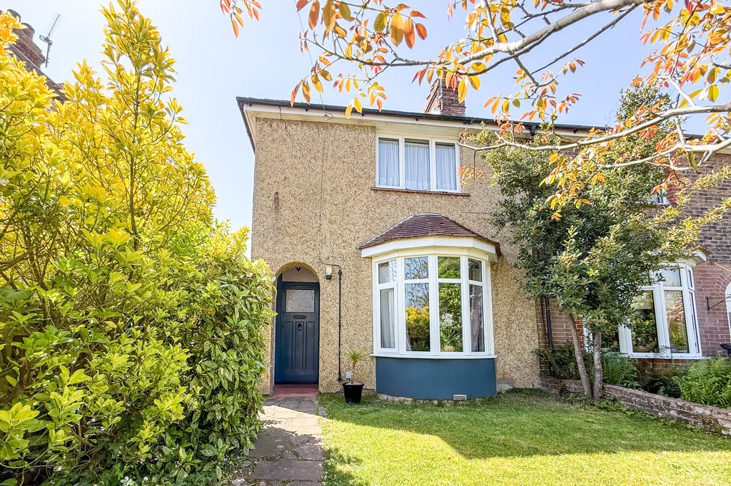 Property photo 2 of 27