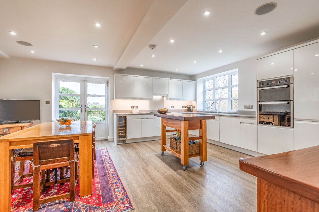 Property photo 3 of 48