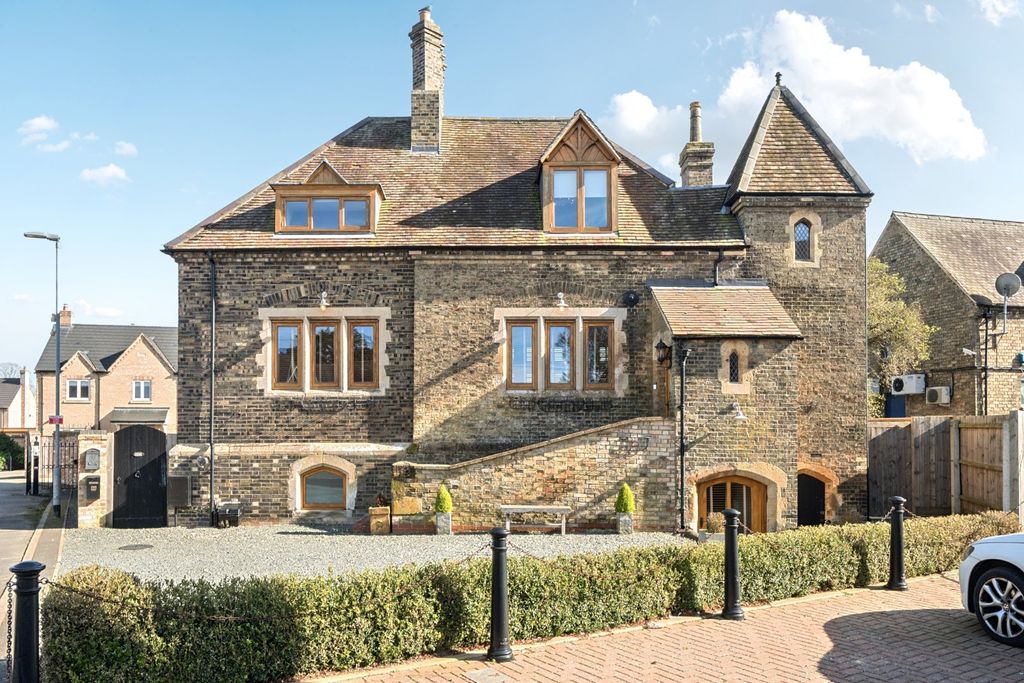 Property photo 1 of 18 2 Crown Close