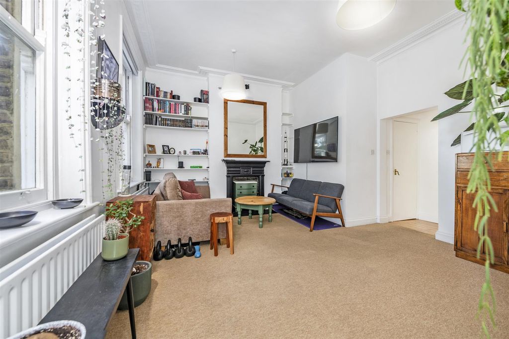 Property photo 2 of 12 Flat 3, 56 Brondesbury Road Lounge 2.Jpg
