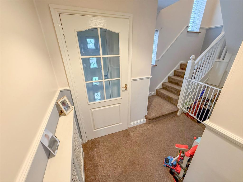 Property photo 3 of 18 Entrance Hall