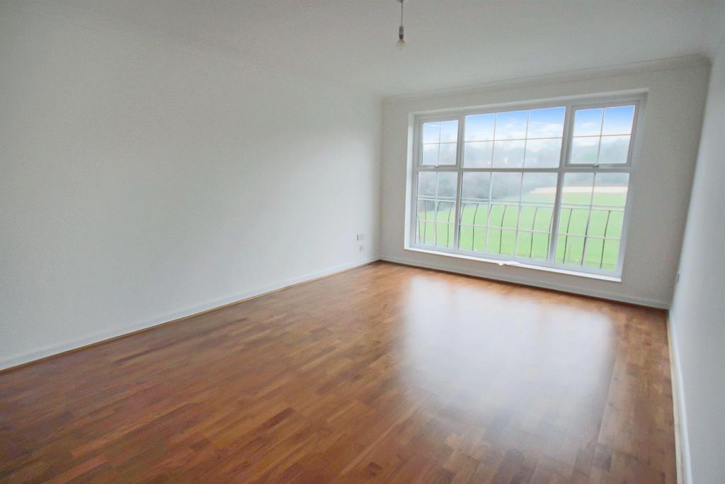 Property photo 3 of 7 Living Room
