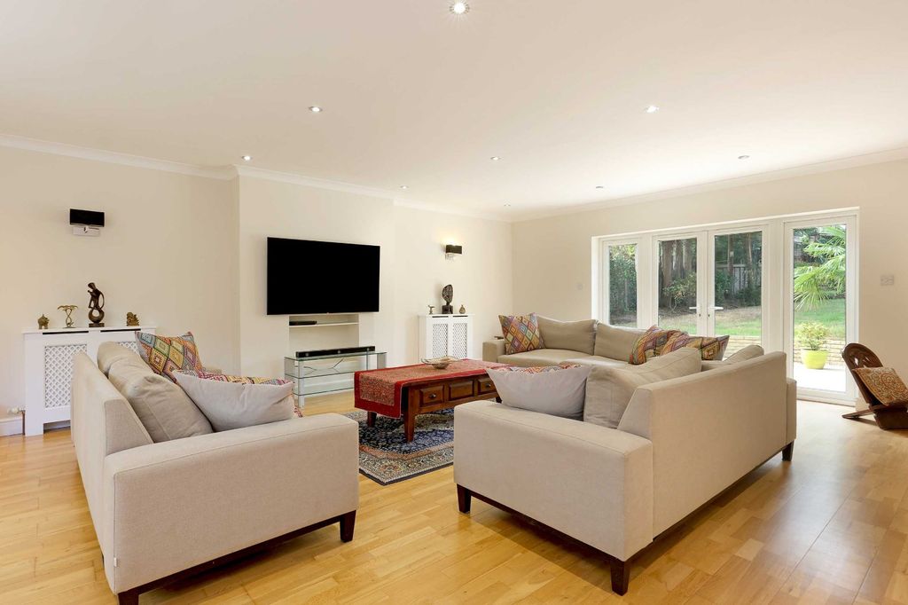 Property photo 3 of 17 Sitting Room