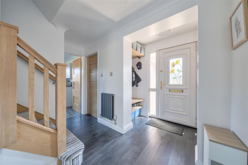 Property photo 3 of 22 Entrance Hall