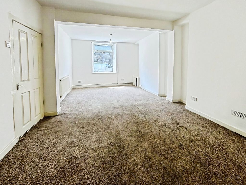 Property photo 3 of 17 Living Room