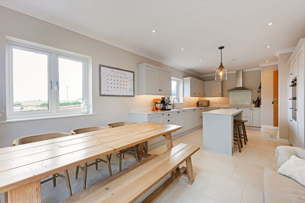 Property photo 2 of 23 96333_7B Cleveley...