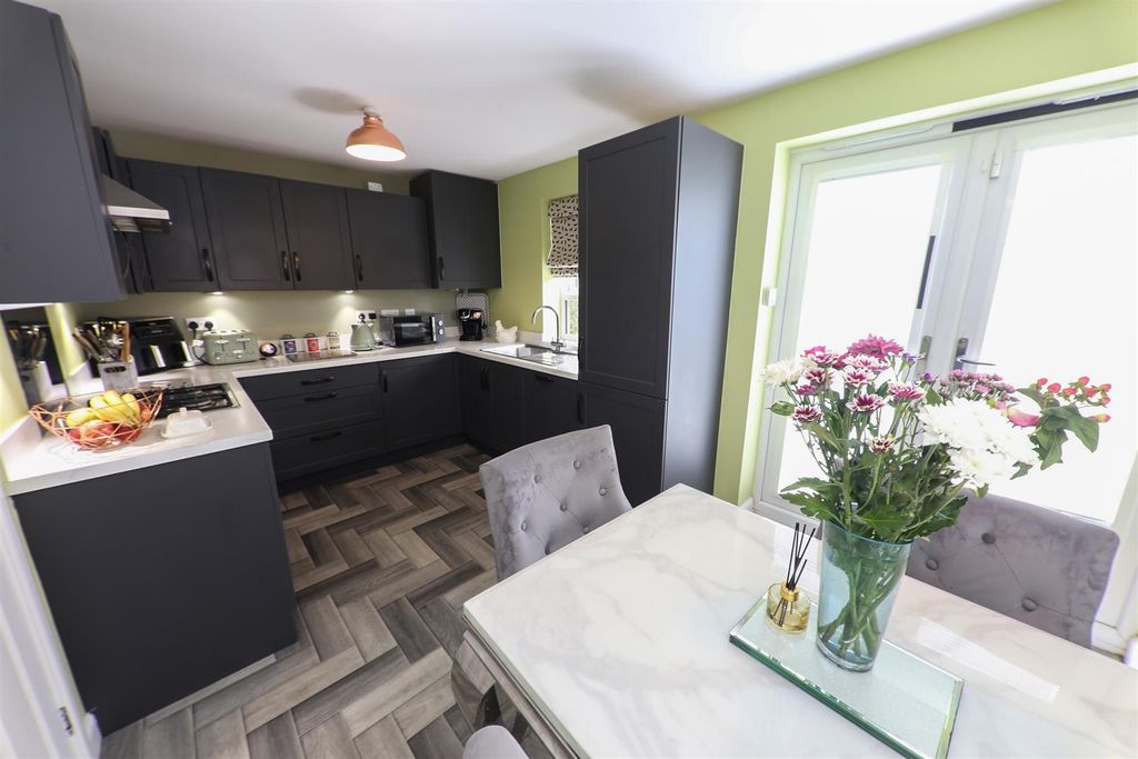 Property photo 3 of 19 Dining Kitchen