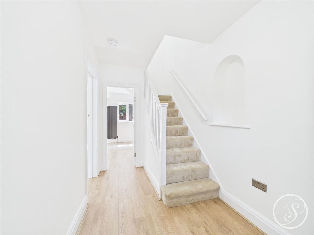 Property photo 2 of 19 Hallway