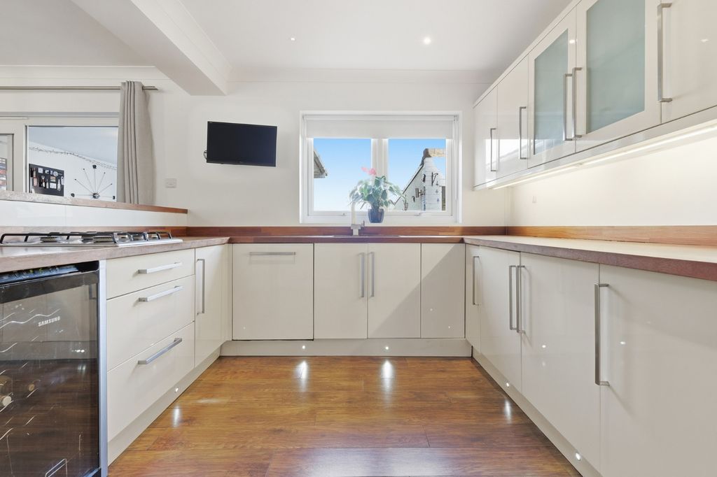 Property photo 3 of 26 4789808