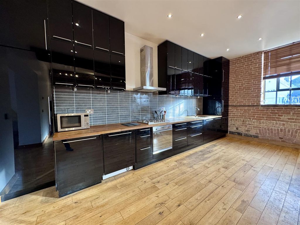 Property photo 3 of 18 Kitchen