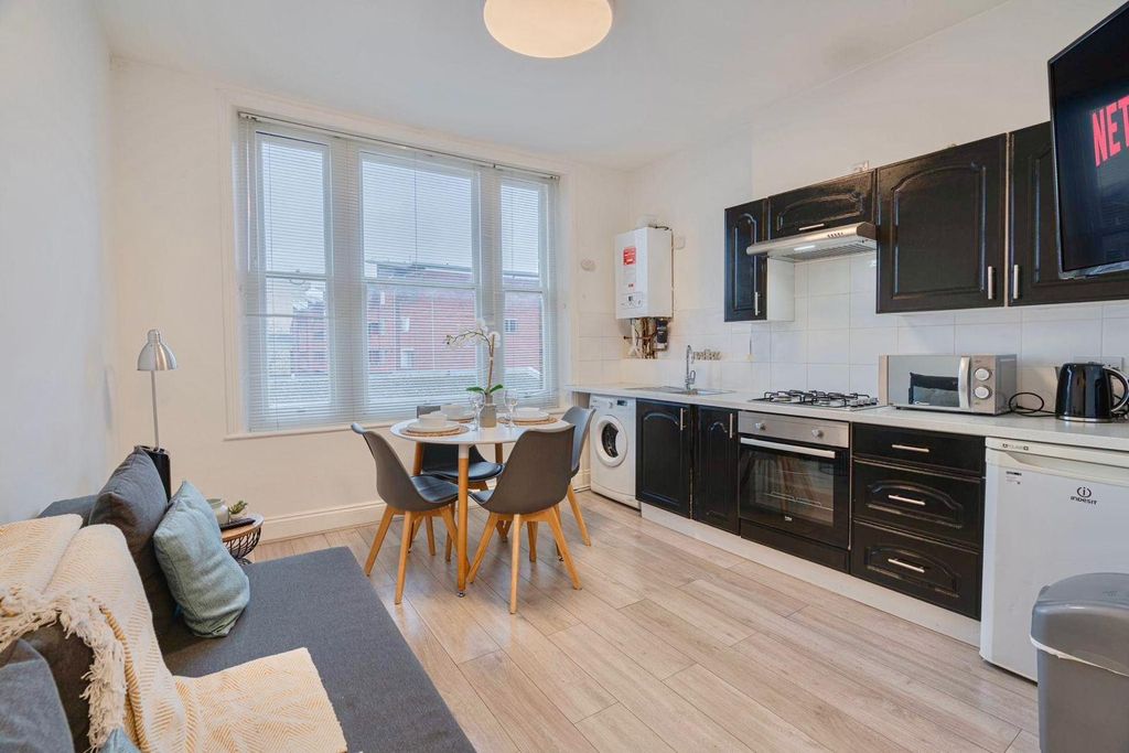 Property photo 1 of 6 Bright One-Bedroom Flat To Let Â€“ Pentonville Road, King's Cross N1