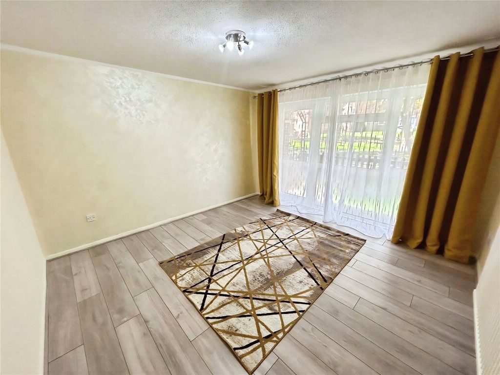 Property photo 3 of 10 Lounge