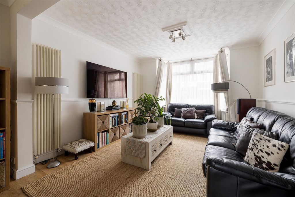 Property photo 2 of 29 York Road, E4