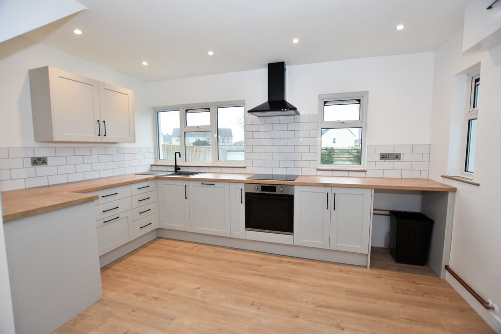 Property photo 2 of 16 Kitchen