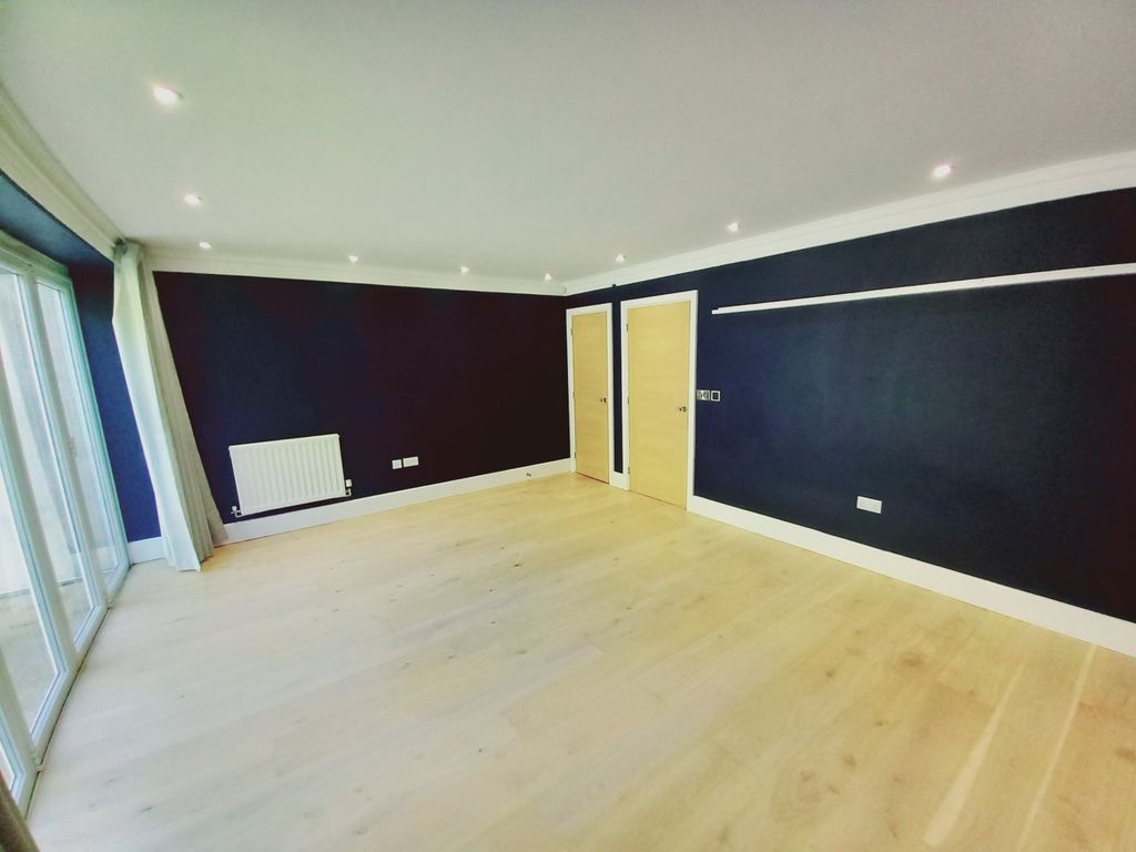 Property photo 3 of 16 Lounge