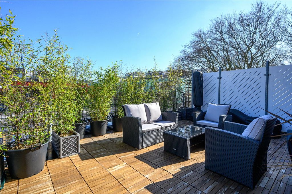 Property photo 3 of 18 Terrace