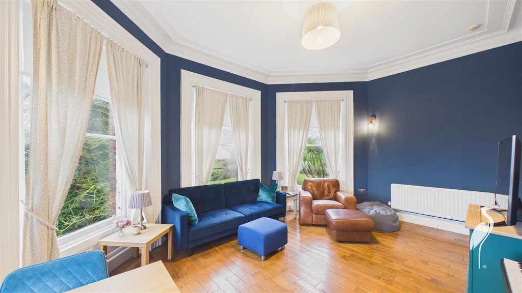 Property photo 3 of 21 Lounge