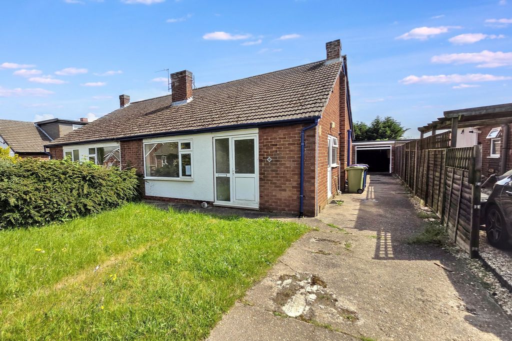 Property photo 1 of 12 12 Westfield Drive, North Greetwell, Lincoln, Ln2 4Rb