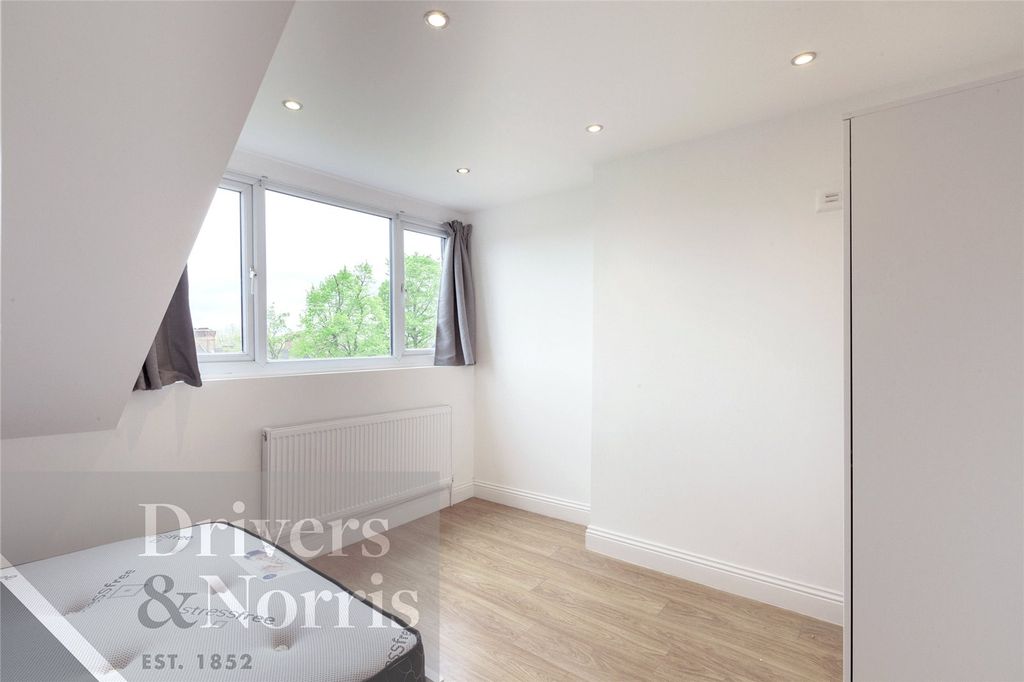 Property photo 3 of 6 Picture No. 12