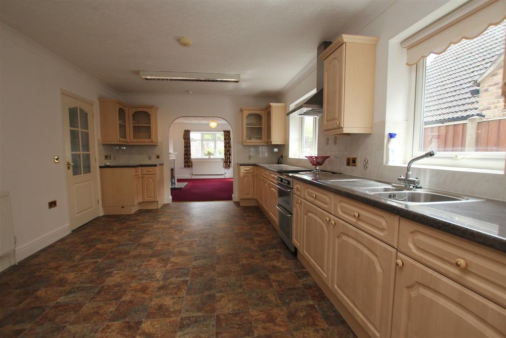 Property photo 3 of 11 Kitchen.Jpg