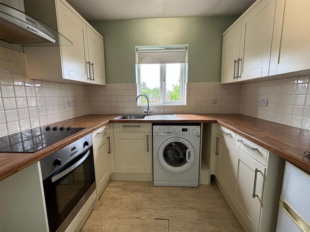 Property photo 3 of 9 Kitchen