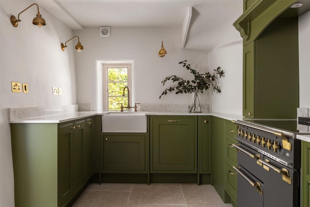 Property photo 2 of 34 20 - Castle Cottage - Gl7 5Ed - Web.Jpg