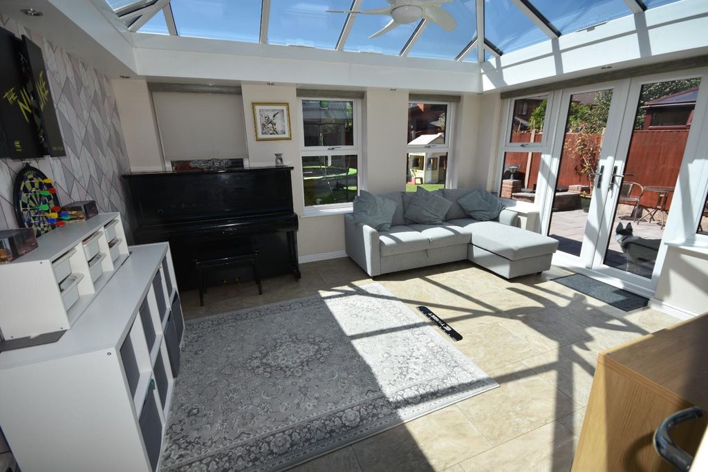 Property photo 3 of 25 Conservatory